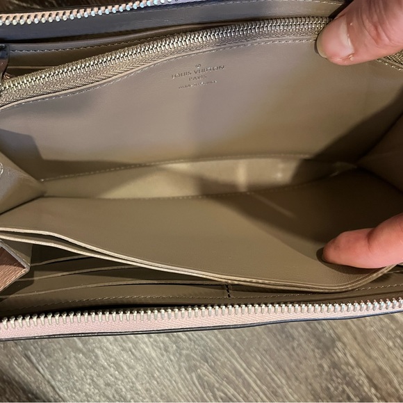 Louis Vuitton Comete Wallet in Taurillon Leather - Picture 8 of 16